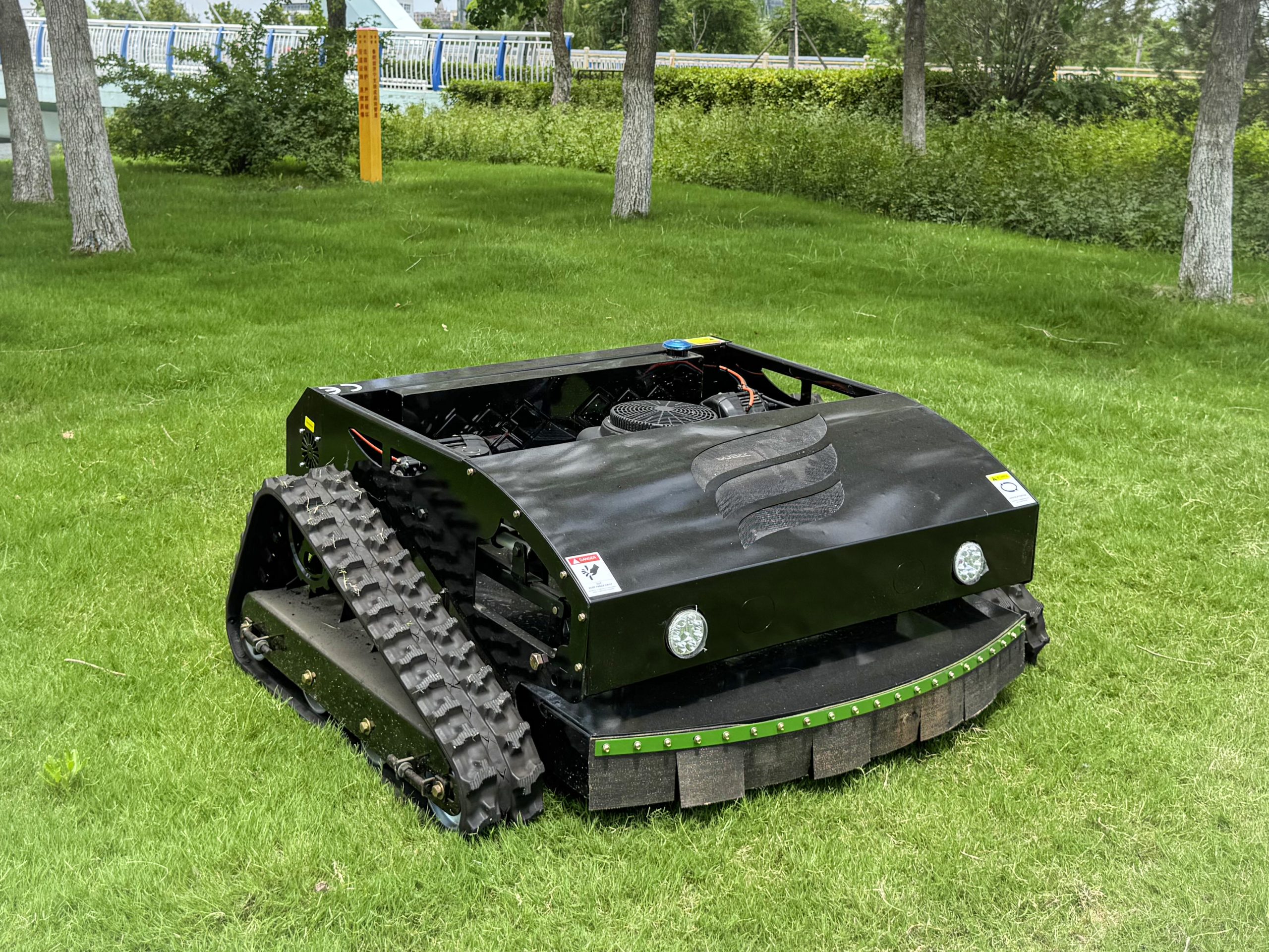 FY800D tracked lawn mower