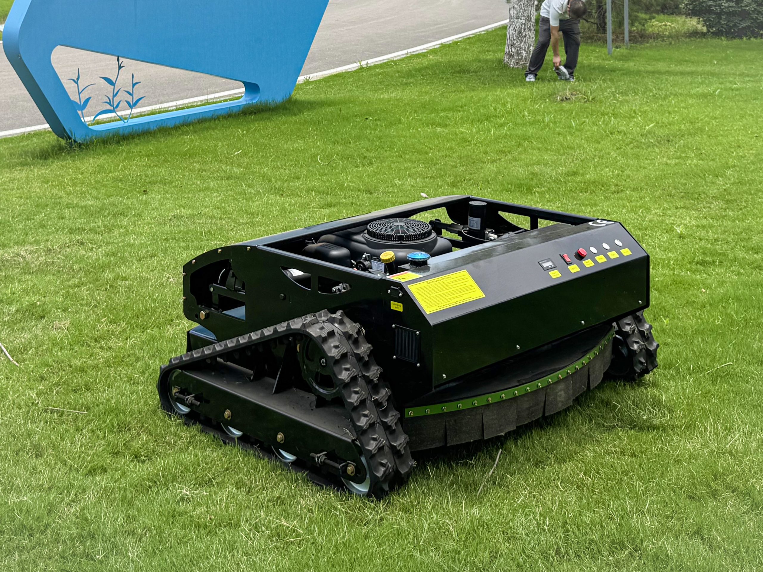 FY-1000D Tracked Lawn Mower view 4
