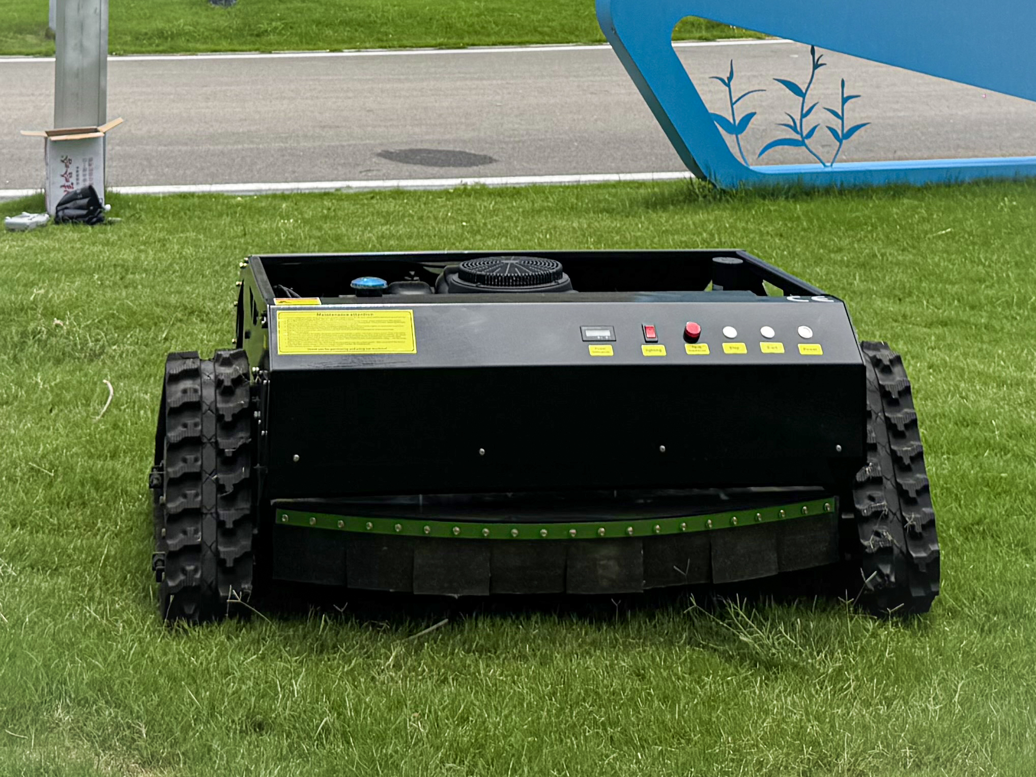 FY-800D Tracked Lawn Mower view 3