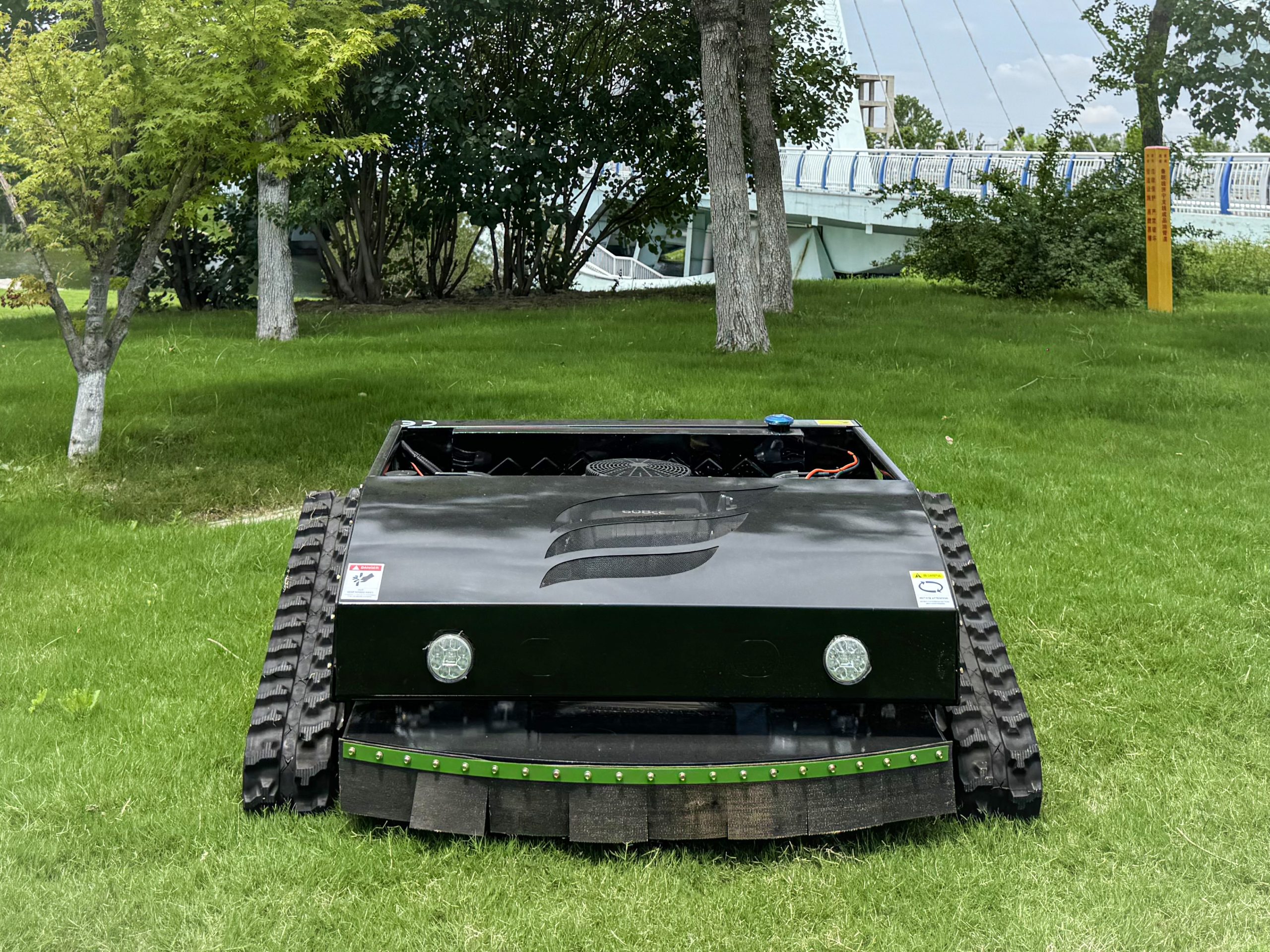FY-1000D Tracked Lawn Mower view 2