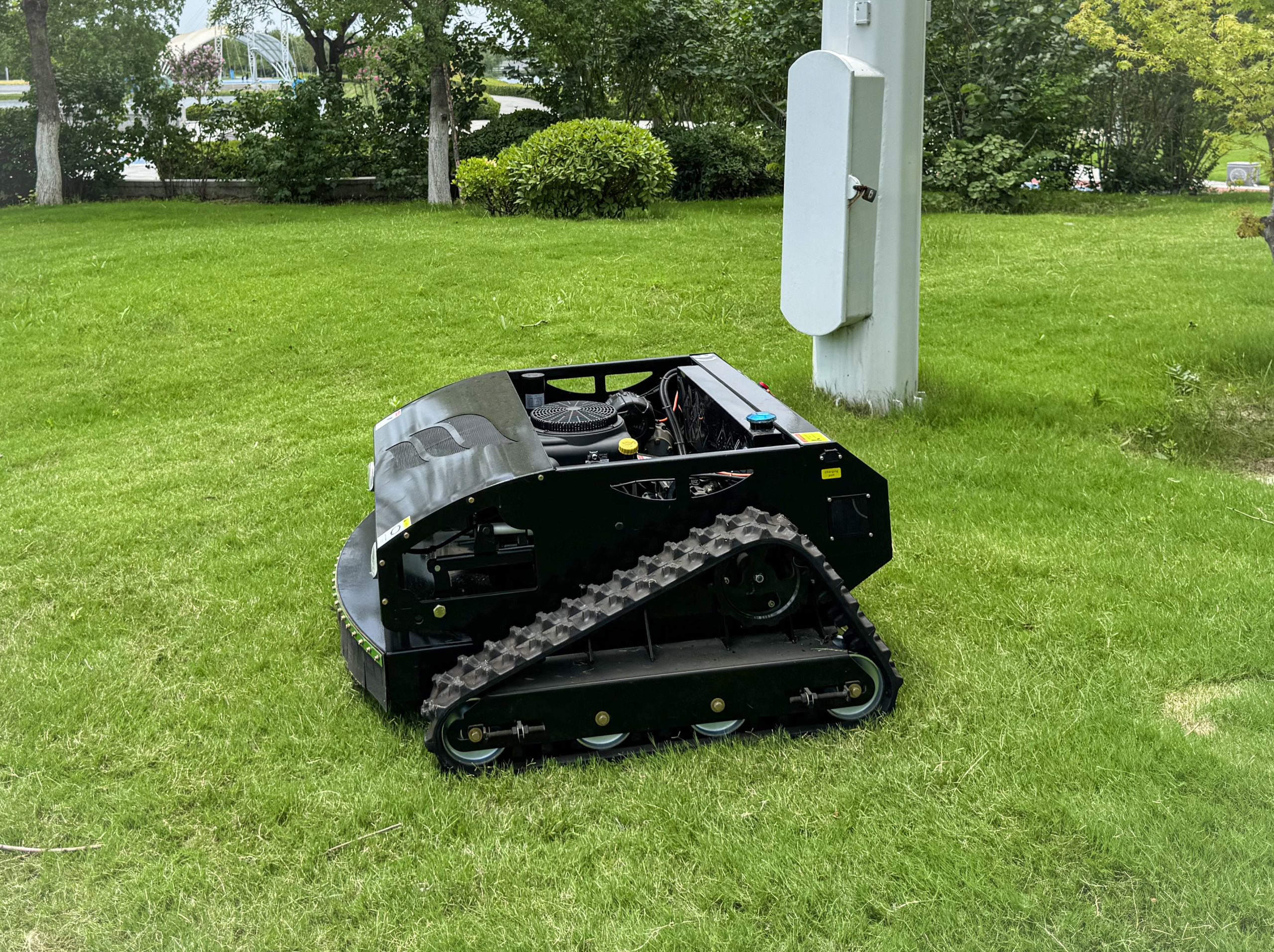 FY-1000D Tracked Lawn Mower view 5